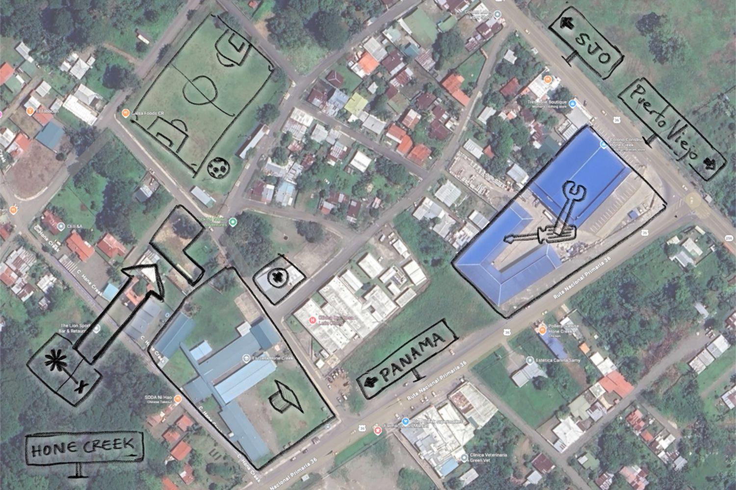 Mapa de ubicación de Hone Creek señalando puntos clave como la escuela y el campo de fútbol.