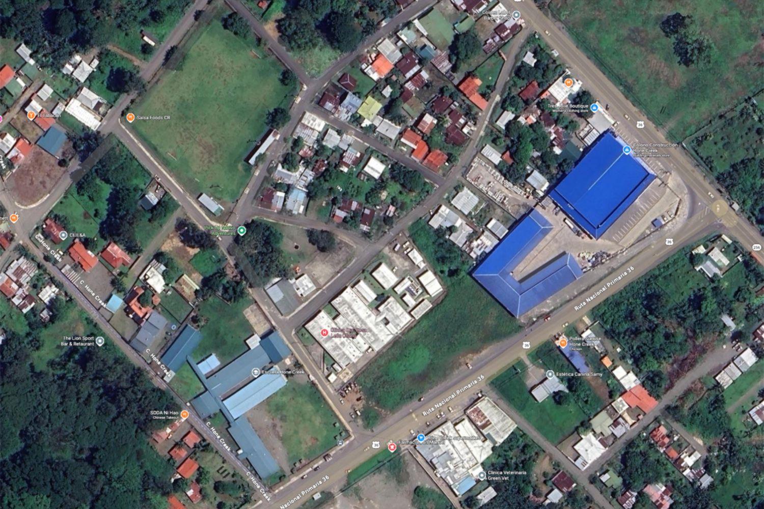 Mapa satelital estándar de Google Maps del lote en Hone Creek, Limón.