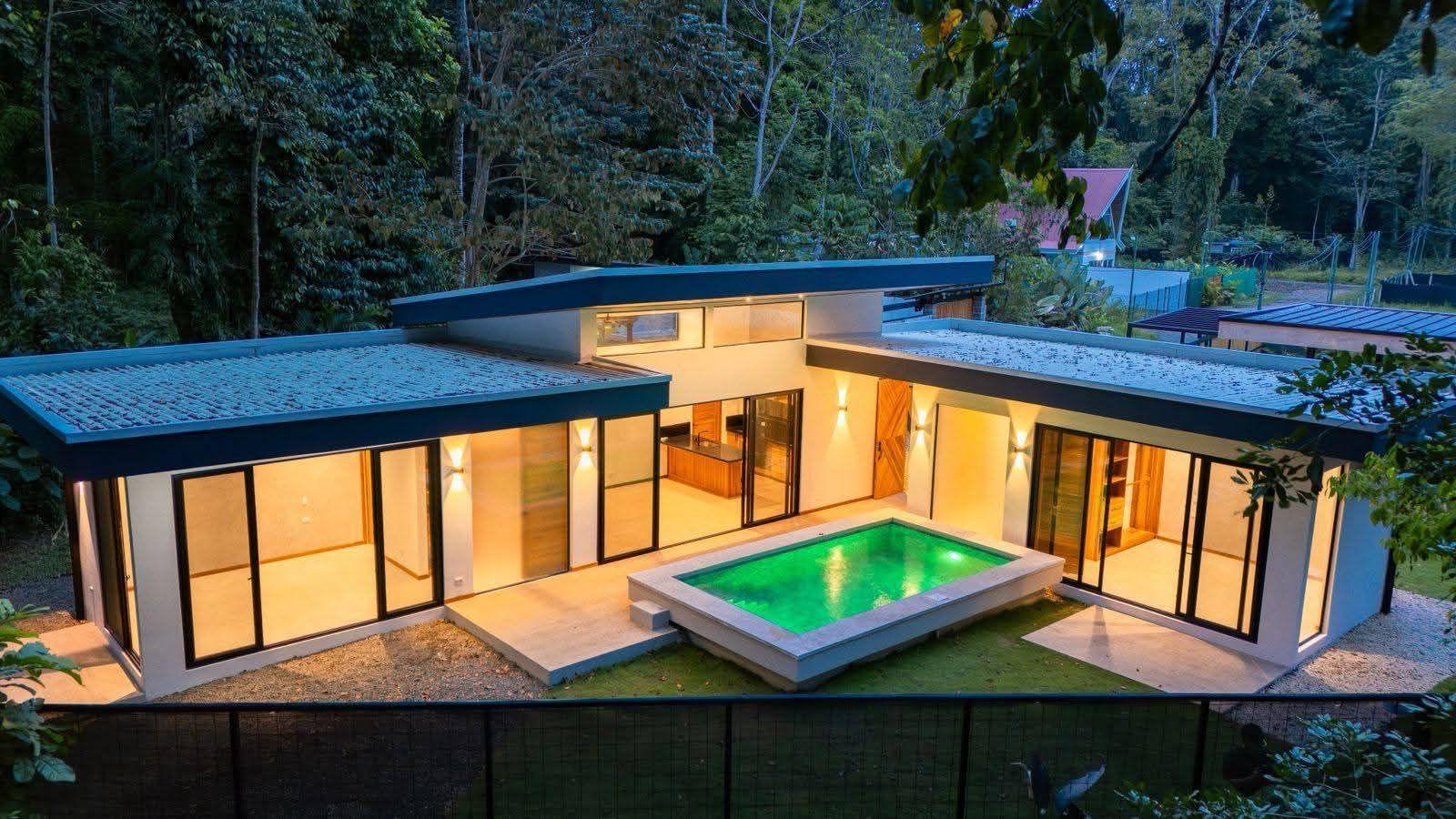 Casa Moderna de Concreto con Piscina en Playa Negra
